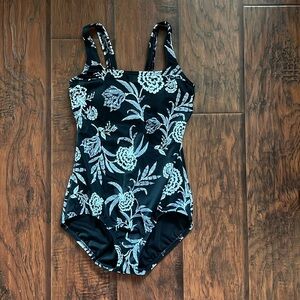 Lands End Swimsuit Womens Size 4 Black white floral One Piece Outdoor Beach NWOT